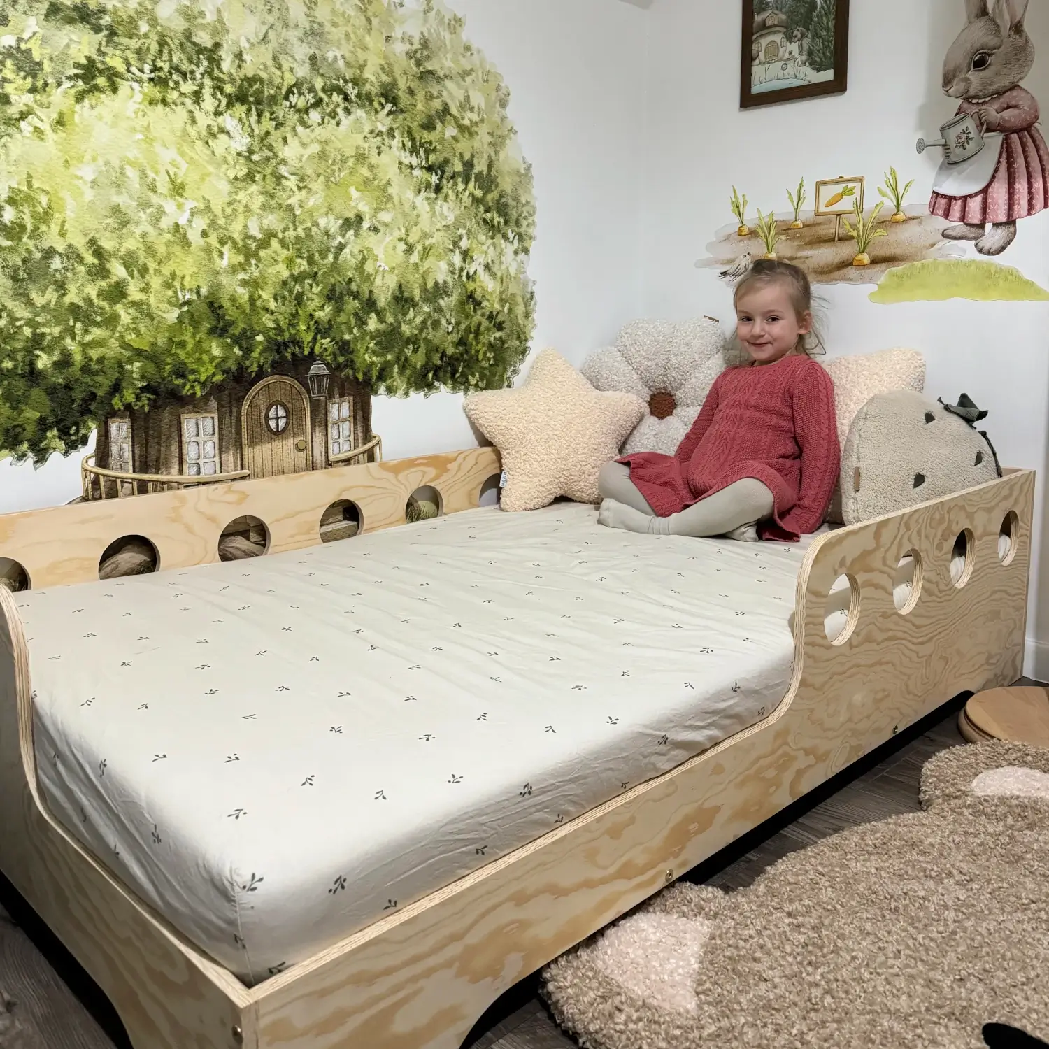 Łóżko pojedyncze dla dzieci z barierką i stelażem TILA 5 Montessori Drewniane